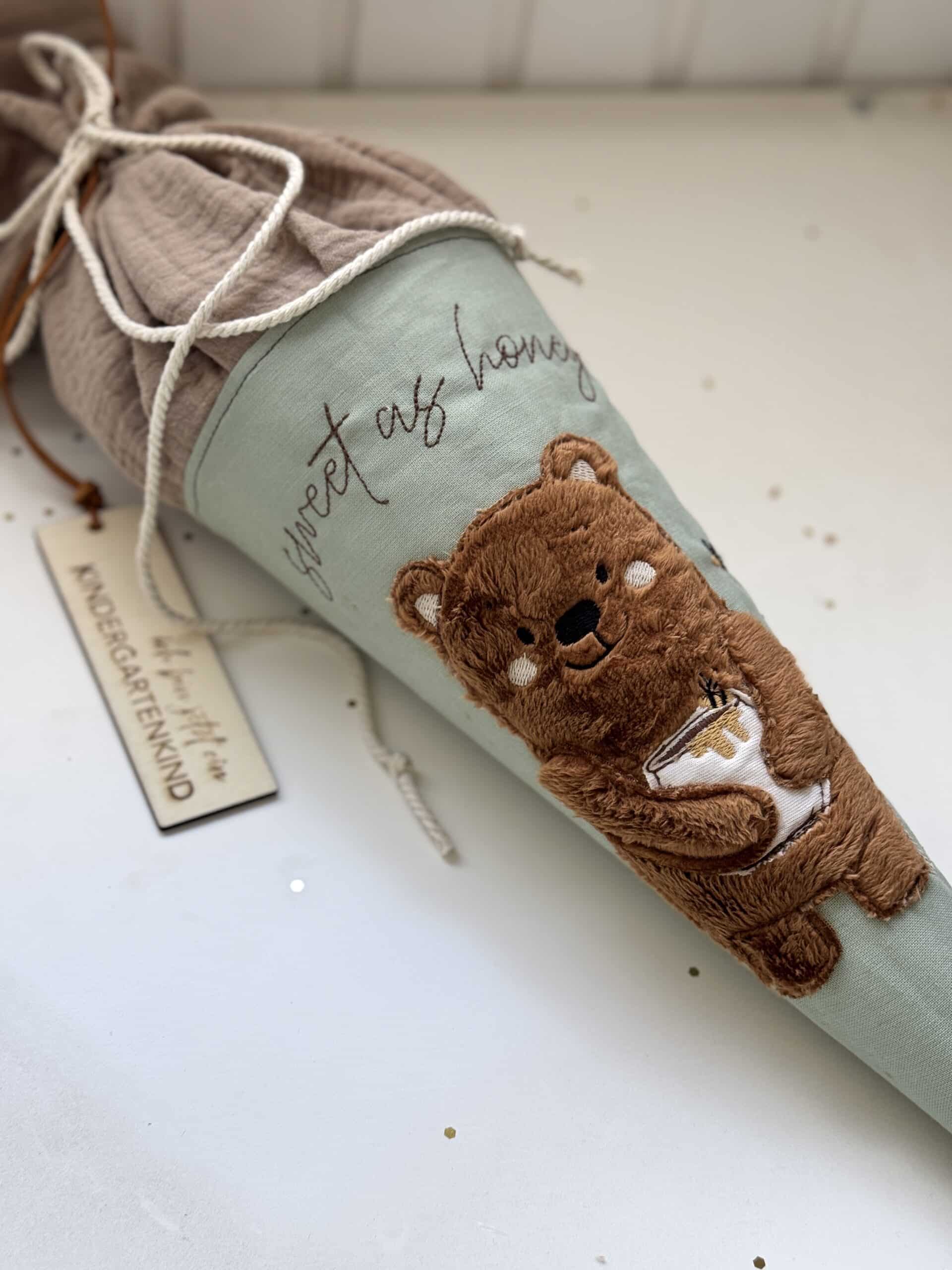 Niedliche Stickdatei „Sweet as Honey“ mit Bär, Honigtopf & Bienen – perfekt für kreative Näh- und Stickprojekte in 10x10, 13x18 & 16x26 cm. xaxeludesign digital download