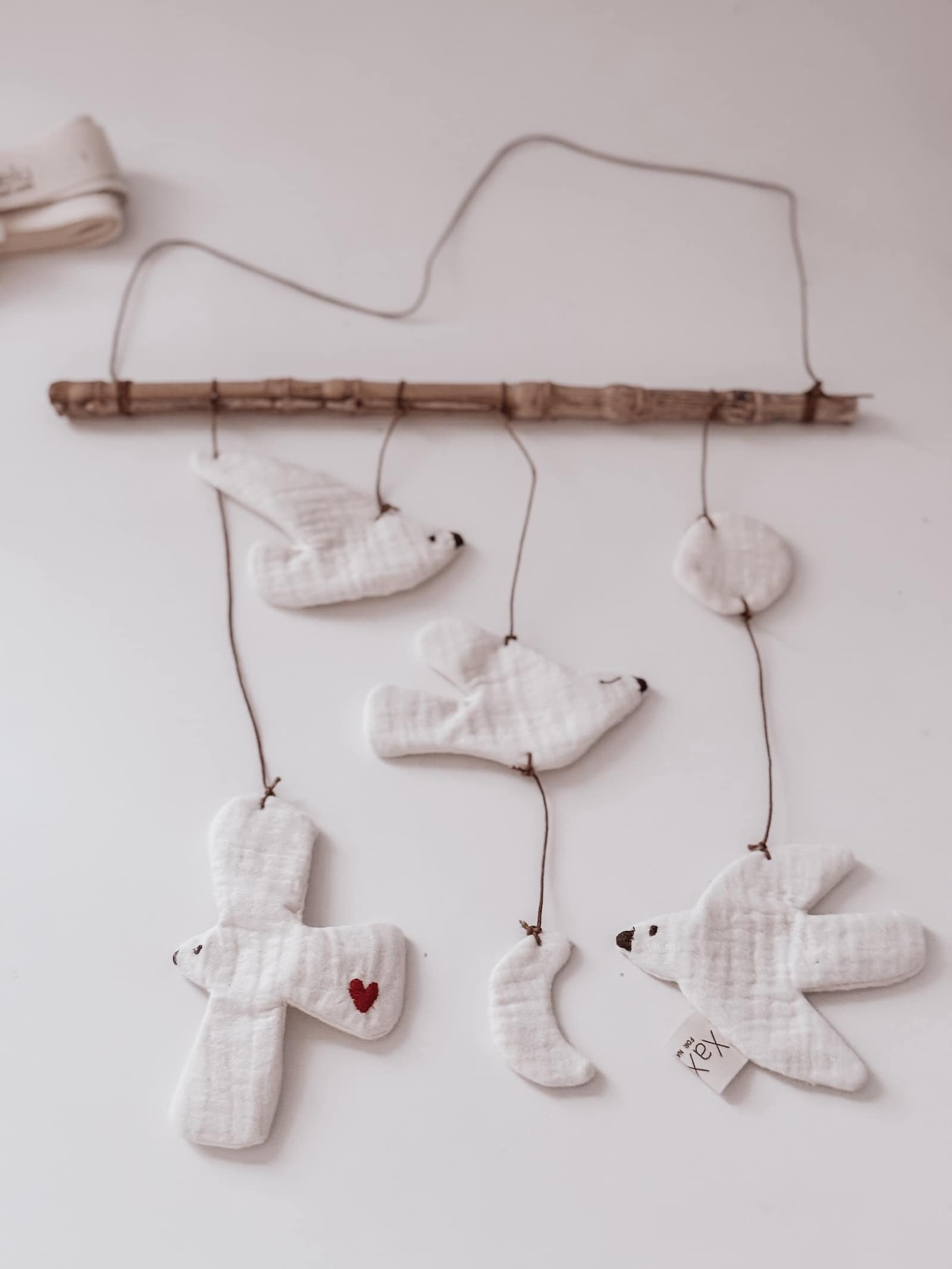 Zarte Stickdatei „Peace Love Joy“ mit Vögeln und Schriftzügen. Für Rahmen von 10x10 bis 16x26 cm. Ideal für Kleidung, Accessoires & Deko.