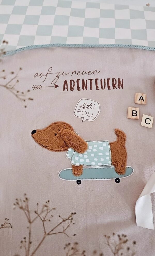 Stickdatei Dackel „Winni Frost“ + Gratis Goodie –  mit 3D-Ohren & Skateboard – Bild 4